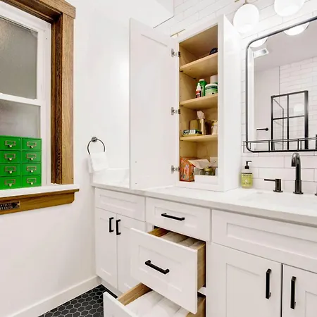 The Twin Lions: Bespoke Travel Lodge W/ Speakeasy* Chicago Exterior photo