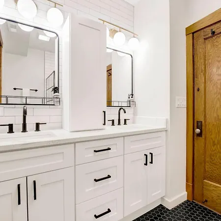 The Twin Lions: Bespoke Travel Lodge W/ Speakeasy* Chicago Exterior photo